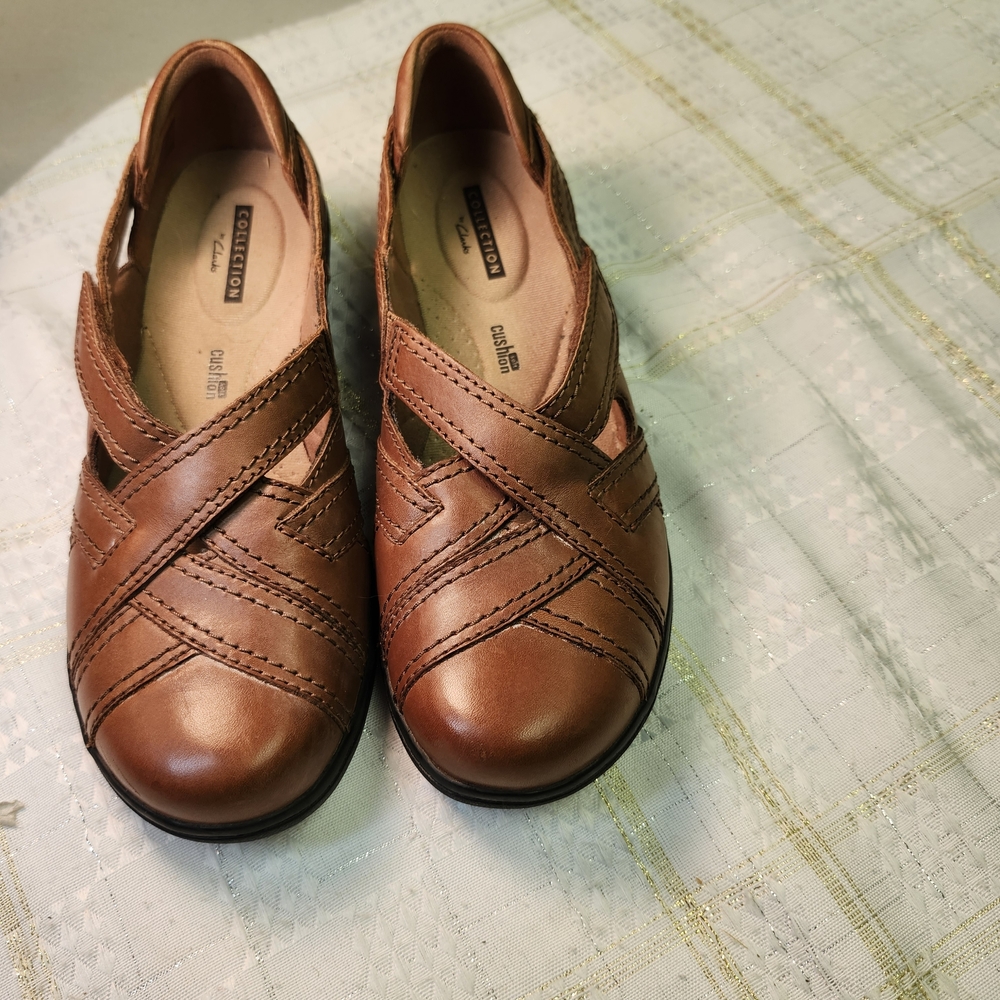 Comfort Cross-Strap Leather Flats in Brown